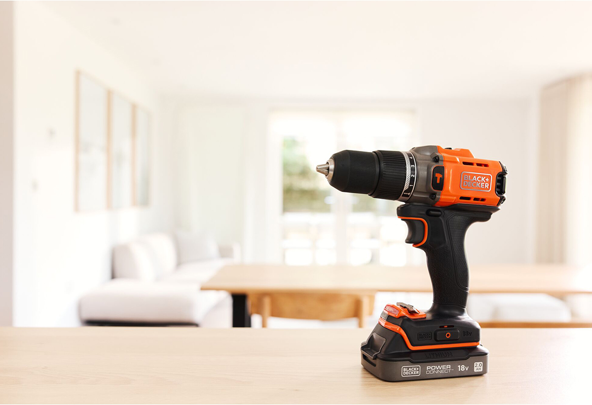 Το δραπανοκατσάβιδο με φόντο ένα σαλόνι.